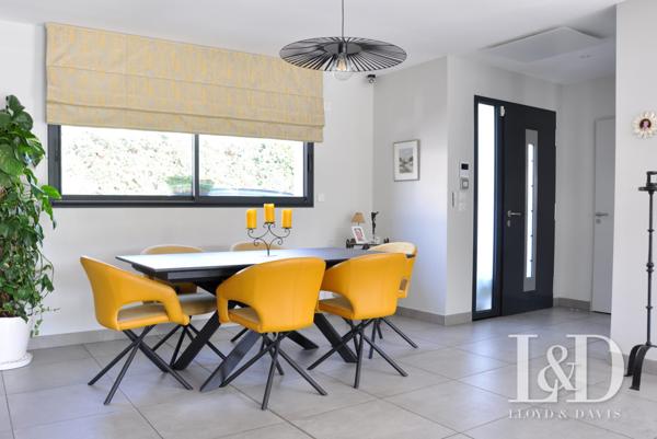 VILLA T6 PLAIN-PIED - CONTEMPORAINE - BELLES PRESTATIONS - PISCINE CHAUFFEE