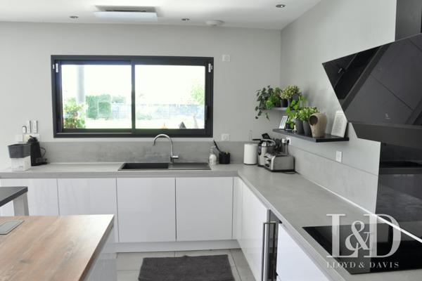 VILLA T6 PLAIN-PIED - CONTEMPORAINE - BELLES PRESTATIONS - PISCINE CHAUFFEE