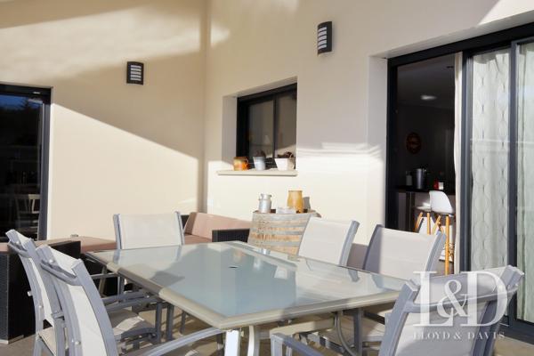 VILLA T6 PLAIN-PIED - CONTEMPORAINE - BELLES PRESTATIONS - PISCINE CHAUFFEE