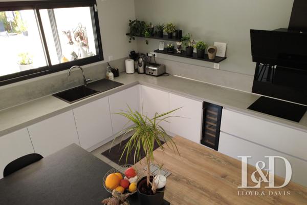 VILLA T6 PLAIN-PIED - CONTEMPORAINE - BELLES PRESTATIONS - PISCINE CHAUFFEE