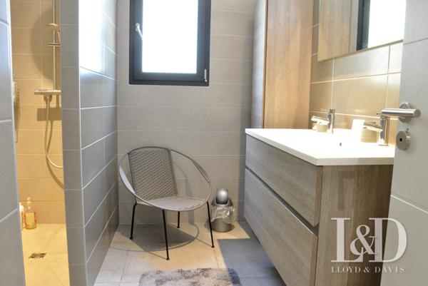 VILLA T6 PLAIN-PIED - CONTEMPORAINE - BELLES PRESTATIONS - PISCINE CHAUFFEE