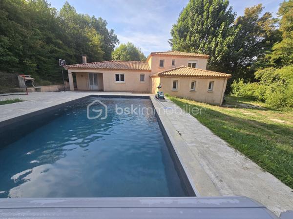 Voici une charmante maison située dans la campagne de Labruguière dans un petit hameau.

Elle offre un bel espace de vie, une cuisine agréable, l'ensemble s'ouvrant sur une terrasse et sa piscine.

Une chambre est également disponible au rez-de-chaussée.

Au premier étage, vous découvrirez trois chambres équipées de placards ainsi qu'une salle d'eau.

Le sous-sol comprend un bureau lumineux avec fenêtre, une buanderie et un garage.

À l'extérieur, un vaste garage d'environ 50 m² et une magnifique piscine complètent ce bien.
Vidéo disponible.
Travaux extérieurs à terminer (terrasse et plage de la piscine).