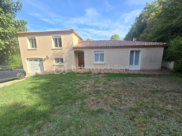 Voici une charmante maison située dans la campagne de Labruguière dans un petit hameau.

Elle offre un bel espace de vie, une cuisine agréable, l'ensemble s'ouvrant sur une terrasse et sa piscine.

Une chambre est également disponible au rez-de-chaussée.

Au premier étage, vous découvrirez trois chambres équipées de placards ainsi qu'une salle d'eau.

Le sous-sol comprend un bureau lumineux avec fenêtre, une buanderie et un garage.

À l'extérieur, un vaste garage d'environ 50 m² et une magnifique piscine complètent ce bien.
Vidéo disponible.
Travaux extérieurs à terminer (terrasse et plage de la piscine).