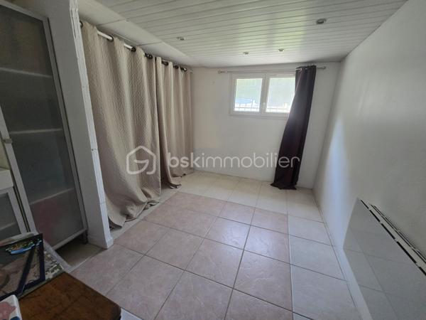 Voici une charmante maison située dans la campagne de Labruguière dans un petit hameau.

Elle offre un bel espace de vie, une cuisine agréable, l'ensemble s'ouvrant sur une terrasse et sa piscine.

Une chambre est également disponible au rez-de-chaussée.

Au premier étage, vous découvrirez trois chambres équipées de placards ainsi qu'une salle d'eau.

Le sous-sol comprend un bureau lumineux avec fenêtre, une buanderie et un garage.

À l'extérieur, un vaste garage d'environ 50 m² et une magnifique piscine complètent ce bien.
Vidéo disponible.
Travaux extérieurs à terminer (terrasse et plage de la piscine).