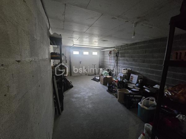 Voici une charmante maison située dans la campagne de Labruguière dans un petit hameau.

Elle offre un bel espace de vie, une cuisine agréable, l'ensemble s'ouvrant sur une terrasse et sa piscine.

Une chambre est également disponible au rez-de-chaussée.

Au premier étage, vous découvrirez trois chambres équipées de placards ainsi qu'une salle d'eau.

Le sous-sol comprend un bureau lumineux avec fenêtre, une buanderie et un garage.

À l'extérieur, un vaste garage d'environ 50 m² et une magnifique piscine complètent ce bien.
Vidéo disponible.
Travaux extérieurs à terminer (terrasse et plage de la piscine).