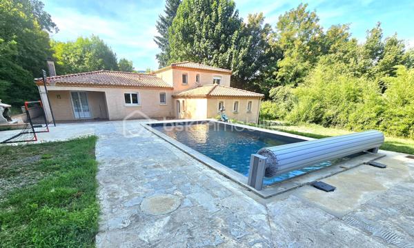 Voici une charmante maison située dans la campagne de Labruguière dans un petit hameau.

Elle offre un bel espace de vie, une cuisine agréable, l'ensemble s'ouvrant sur une terrasse et sa piscine.

Une chambre est également disponible au rez-de-chaussée.

Au premier étage, vous découvrirez trois chambres équipées de placards ainsi qu'une salle d'eau.

Le sous-sol comprend un bureau lumineux avec fenêtre, une buanderie et un garage.

À l'extérieur, un vaste garage d'environ 50 m² et une magnifique piscine complètent ce bien.
Vidéo disponible.
Travaux extérieurs à terminer (terrasse et plage de la piscine).