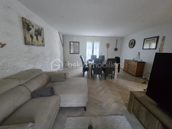 Voici une charmante maison située dans la campagne de Labruguière dans un petit hameau.

Elle offre un bel espace de vie, une cuisine agréable, l'ensemble s'ouvrant sur une terrasse et sa piscine.

Une chambre est également disponible au rez-de-chaussée.

Au premier étage, vous découvrirez trois chambres équipées de placards ainsi qu'une salle d'eau.

Le sous-sol comprend un bureau lumineux avec fenêtre, une buanderie et un garage.

À l'extérieur, un vaste garage d'environ 50 m² et une magnifique piscine complètent ce bien.
Vidéo disponible.
Travaux extérieurs à terminer (terrasse et plage de la piscine).