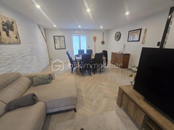 Voici une charmante maison située dans la campagne de Labruguière dans un petit hameau.

Elle offre un bel espace de vie, une cuisine agréable, l'ensemble s'ouvrant sur une terrasse et sa piscine.

Une chambre est également disponible au rez-de-chaussée.

Au premier étage, vous découvrirez trois chambres équipées de placards ainsi qu'une salle d'eau.

Le sous-sol comprend un bureau lumineux avec fenêtre, une buanderie et un garage.

À l'extérieur, un vaste garage d'environ 50 m² et une magnifique piscine complètent ce bien.
Vidéo disponible.
Travaux extérieurs à terminer (terrasse et plage de la piscine).