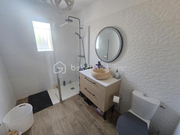 Voici une charmante maison située dans la campagne de Labruguière dans un petit hameau.

Elle offre un bel espace de vie, une cuisine agréable, l'ensemble s'ouvrant sur une terrasse et sa piscine.

Une chambre est également disponible au rez-de-chaussée.

Au premier étage, vous découvrirez trois chambres équipées de placards ainsi qu'une salle d'eau.

Le sous-sol comprend un bureau lumineux avec fenêtre, une buanderie et un garage.

À l'extérieur, un vaste garage d'environ 50 m² et une magnifique piscine complètent ce bien.
Vidéo disponible.
Travaux extérieurs à terminer (terrasse et plage de la piscine).