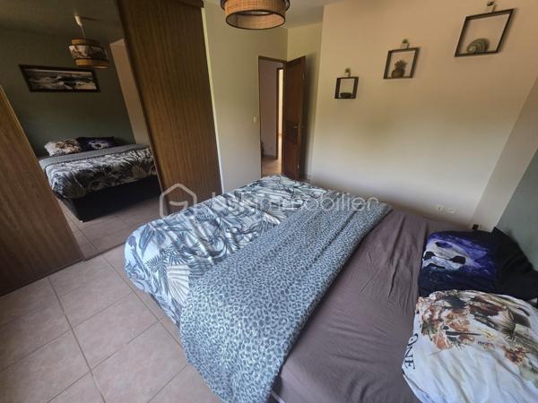 Voici une charmante maison située dans la campagne de Labruguière dans un petit hameau.

Elle offre un bel espace de vie, une cuisine agréable, l'ensemble s'ouvrant sur une terrasse et sa piscine.

Une chambre est également disponible au rez-de-chaussée.

Au premier étage, vous découvrirez trois chambres équipées de placards ainsi qu'une salle d'eau.

Le sous-sol comprend un bureau lumineux avec fenêtre, une buanderie et un garage.

À l'extérieur, un vaste garage d'environ 50 m² et une magnifique piscine complètent ce bien.
Vidéo disponible.
Travaux extérieurs à terminer (terrasse et plage de la piscine).