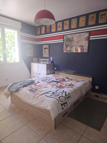 Voici une charmante maison située dans la campagne de Labruguière dans un petit hameau.

Elle offre un bel espace de vie, une cuisine agréable, l'ensemble s'ouvrant sur une terrasse et sa piscine.

Une chambre est également disponible au rez-de-chaussée.

Au premier étage, vous découvrirez trois chambres équipées de placards ainsi qu'une salle d'eau.

Le sous-sol comprend un bureau lumineux avec fenêtre, une buanderie et un garage.

À l'extérieur, un vaste garage d'environ 50 m² et une magnifique piscine complètent ce bien.
Vidéo disponible.
Travaux extérieurs à terminer (terrasse et plage de la piscine).