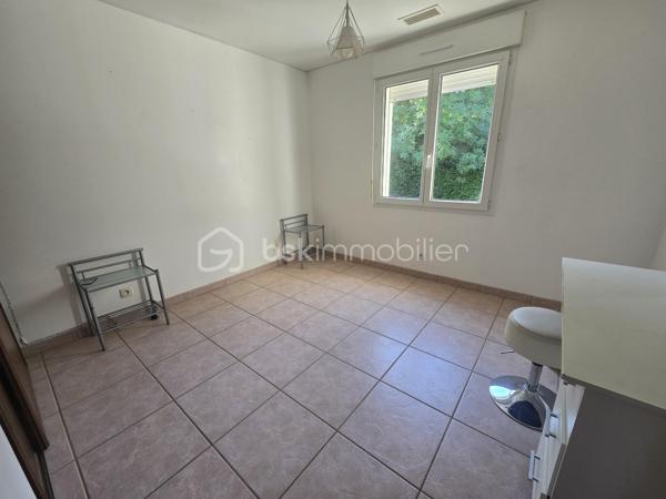 Voici une charmante maison située dans la campagne de Labruguière dans un petit hameau.

Elle offre un bel espace de vie, une cuisine agréable, l'ensemble s'ouvrant sur une terrasse et sa piscine.

Une chambre est également disponible au rez-de-chaussée.

Au premier étage, vous découvrirez trois chambres équipées de placards ainsi qu'une salle d'eau.

Le sous-sol comprend un bureau lumineux avec fenêtre, une buanderie et un garage.

À l'extérieur, un vaste garage d'environ 50 m² et une magnifique piscine complètent ce bien.
Vidéo disponible.
Travaux extérieurs à terminer (terrasse et plage de la piscine).