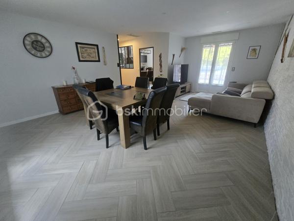 Voici une charmante maison située dans la campagne de Labruguière dans un petit hameau.

Elle offre un bel espace de vie, une cuisine agréable, l'ensemble s'ouvrant sur une terrasse et sa piscine.

Une chambre est également disponible au rez-de-chaussée.

Au premier étage, vous découvrirez trois chambres équipées de placards ainsi qu'une salle d'eau.

Le sous-sol comprend un bureau lumineux avec fenêtre, une buanderie et un garage.

À l'extérieur, un vaste garage d'environ 50 m² et une magnifique piscine complètent ce bien.
Vidéo disponible.
Travaux extérieurs à terminer (terrasse et plage de la piscine).