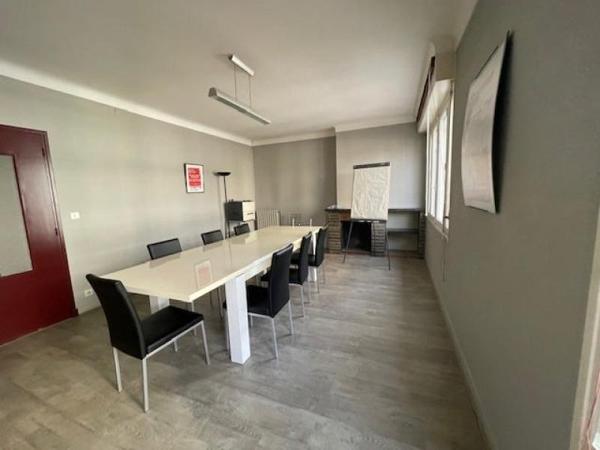 Immeuble locatif - Oloron-sainte-marie - Réf.:205365 OLORON CENTRE-VILLE - IMMEUBLE COMPOSE D'UN LOCAL ET D'UN GRAND APPARTEMENT AVEC CAVES, GARAGE ET JARDIN A L'ARRIERE -