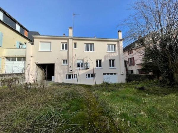 Immeuble locatif - Oloron-sainte-marie - Réf.:205365 OLORON CENTRE-VILLE - IMMEUBLE COMPOSE D'UN LOCAL ET D'UN GRAND APPARTEMENT AVEC CAVES, GARAGE ET JARDIN A L'ARRIERE -