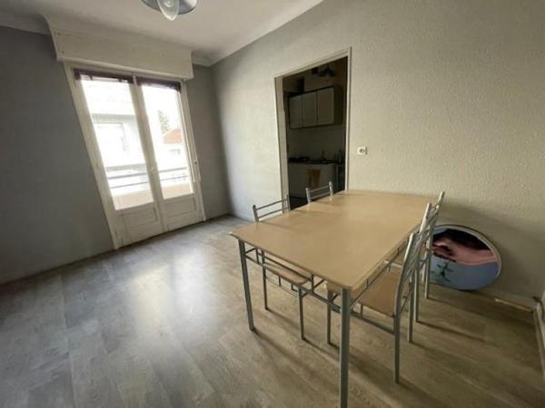 Immeuble locatif - Oloron-sainte-marie - Réf.:205365 OLORON CENTRE-VILLE - IMMEUBLE COMPOSE D'UN LOCAL ET D'UN GRAND APPARTEMENT AVEC CAVES, GARAGE ET JARDIN A L'ARRIERE -