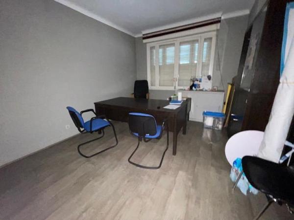 Immeuble locatif - Oloron-sainte-marie - Réf.:205365 OLORON CENTRE-VILLE - IMMEUBLE COMPOSE D'UN LOCAL ET D'UN GRAND APPARTEMENT AVEC CAVES, GARAGE ET JARDIN A L'ARRIERE -