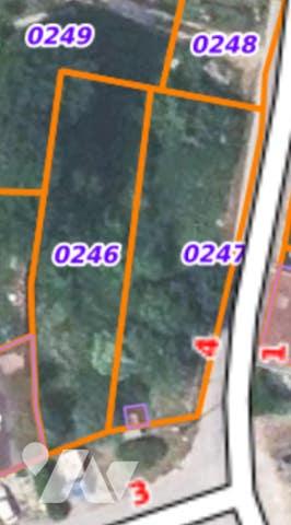 Terrain à bâtir d'une surface de 907m² desservi par les réseaux avec façade de 20m environ.