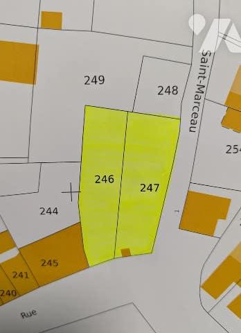Terrain à bâtir d'une surface de 907m² desservi par les réseaux avec façade de 20m environ.