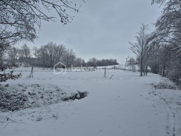 Terrain de 27 010 m²