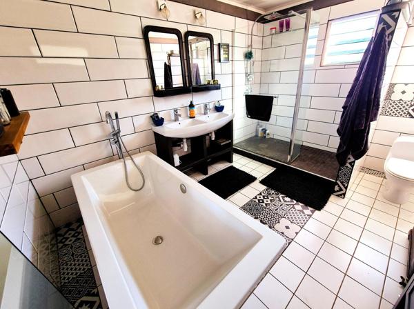 LA POSSESSION / DOS D'ANE / GRANDE MAISON AVEC POTENTIEL