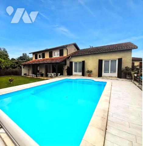 Maison avec garage en sous-sol, piscine et parc arboré de 4178m² environ.