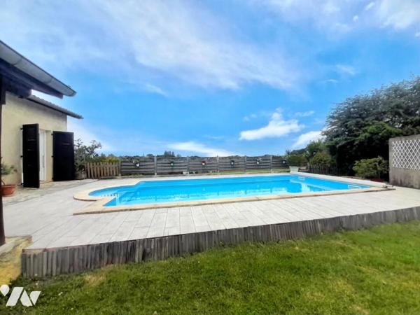 Maison avec garage en sous-sol, piscine et parc arboré de 4178m² environ.