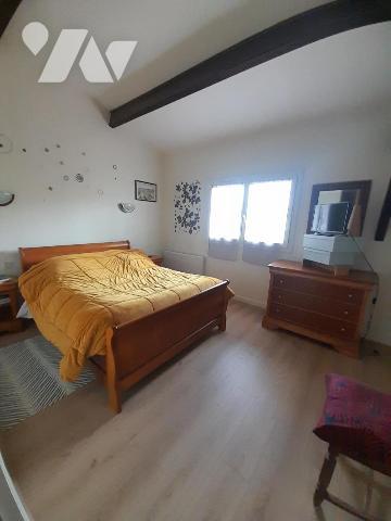 Maison avec garage en sous-sol, piscine et parc arboré de 4178m² environ.