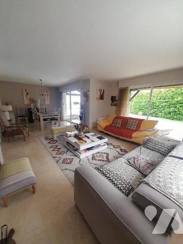 Maison avec garage en sous-sol, piscine et parc arboré de 4178m² environ.