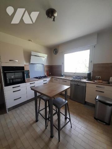 Maison avec garage en sous-sol, piscine et parc arboré de 4178m² environ.
