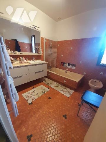 Maison avec garage en sous-sol, piscine et parc arboré de 4178m² environ.