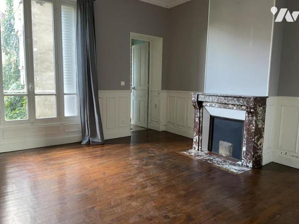 Maison de 5 pièces avec rafraichissement à prévoir. Terrain clos de 215 m² avec dépendances.