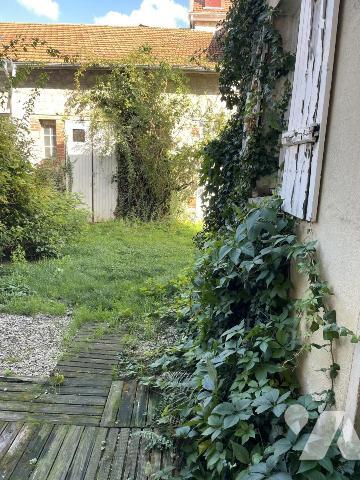 Maison de 5 pièces avec rafraichissement à prévoir. Terrain clos de 215 m² avec dépendances.
