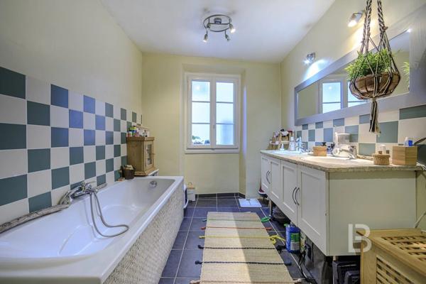 Maison de ville au cœur du Vieil Antibes – Charme et authenticité