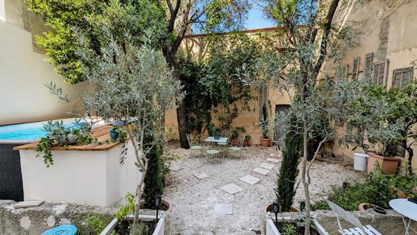 SALON-DE-PROVENCE (13) | Grande maison de maître de près de 300 m² avec jardin et piscine (chauffée) en cœur de ville
