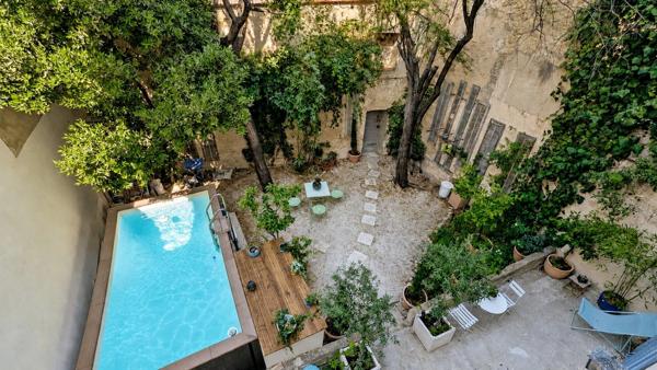 SALON-DE-PROVENCE (13) | Grande maison de maître de près de 300 m² avec jardin et piscine (chauffée) en cœur de ville