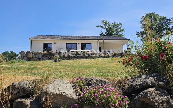 A Ayrens, 25 min d'Aurillac, à vendre Maison de plain-pied de type 5, avec garage, sur terrain de 6500m².