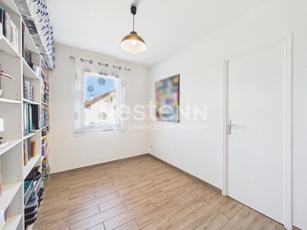 A Ayrens, 25 min d'Aurillac, à vendre Maison de plain-pied de type 5, avec garage, sur terrain de 6500m².