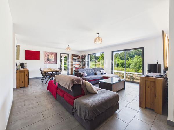 A Ayrens, 25 min d'Aurillac, à vendre Maison de plain-pied de type 5, avec garage, sur terrain de 6500m².