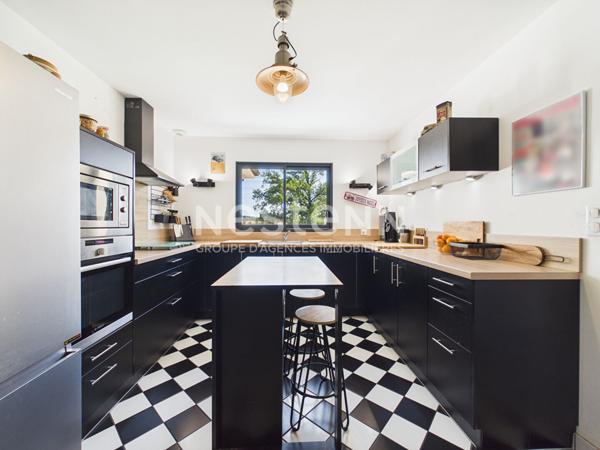 A Ayrens, 25 min d'Aurillac, à vendre Maison de plain-pied de type 5, avec garage, sur terrain de 6500m².