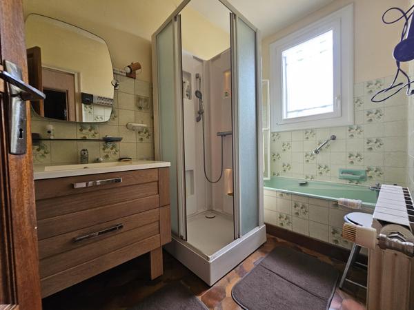 Maison sur sous sol, 3 chambres, jardin .