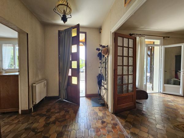Maison sur sous sol, 3 chambres, jardin .