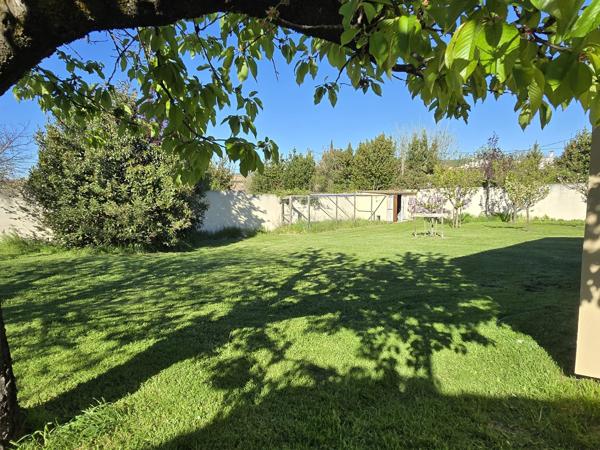 Rare : plain-pied au calme à deux pas du centre, terrain arboré