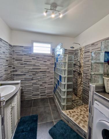 Les Abymes (97139) Bas de villa T4 meublé aux Abymes