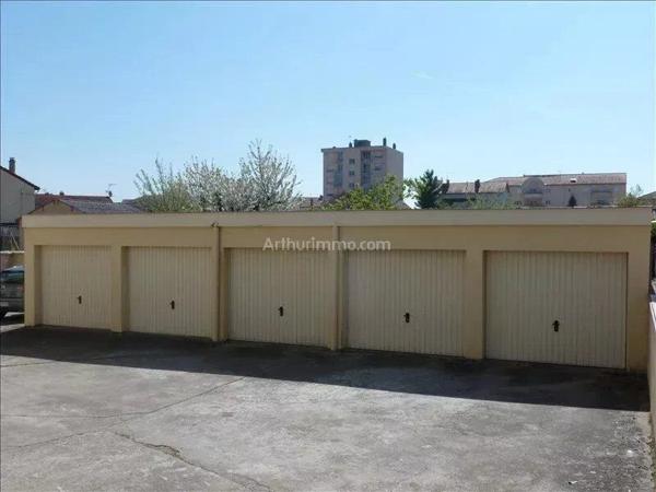 Vente                                                      Immeuble
                        
                     30 pièces                      720 m2                     à Roanne
