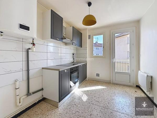 Vente                                                      Immeuble
                        
                     30 pièces                      720 m2                     à Roanne