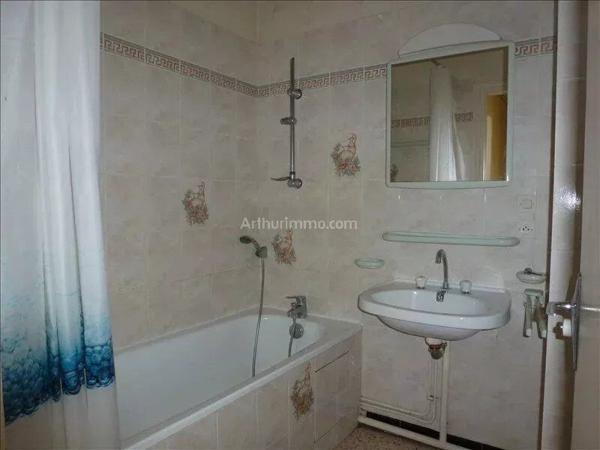 Vente                                                      Immeuble
                        
                     30 pièces                      720 m2                     à Roanne