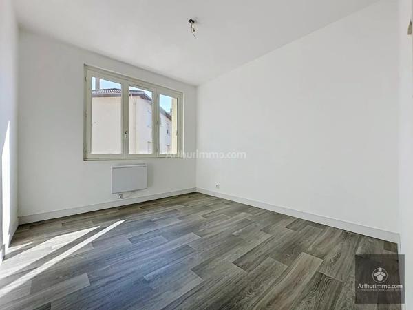 Vente                                                      Immeuble
                        
                     30 pièces                      720 m2                     à Roanne