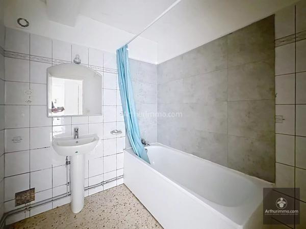 Vente                                                      Immeuble
                        
                     30 pièces                      720 m2                     à Roanne