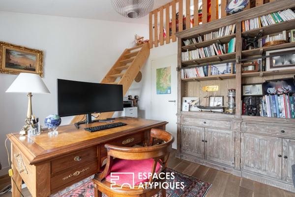 Jolie familiale baignée de lumière, terrasse bois et jardin paysagé.
